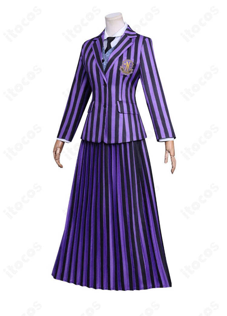 ウェンズデー・アダムス コスプレ 側面スタイル。細身シルエットと上品なラインが強調されたブレザー。