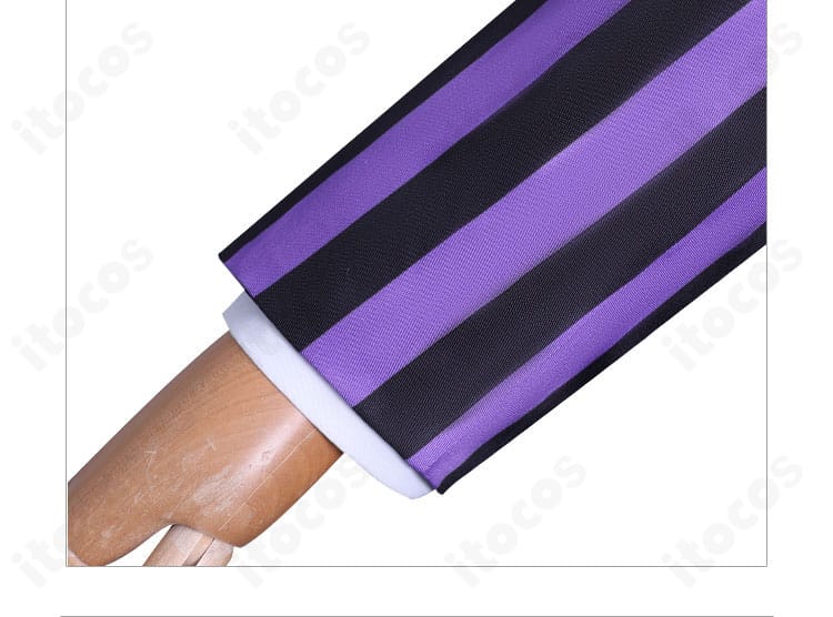 ウェンズデー・アダムス 袖口ディテール。袖口のステッチとボタンまでリアルな仕上がり。