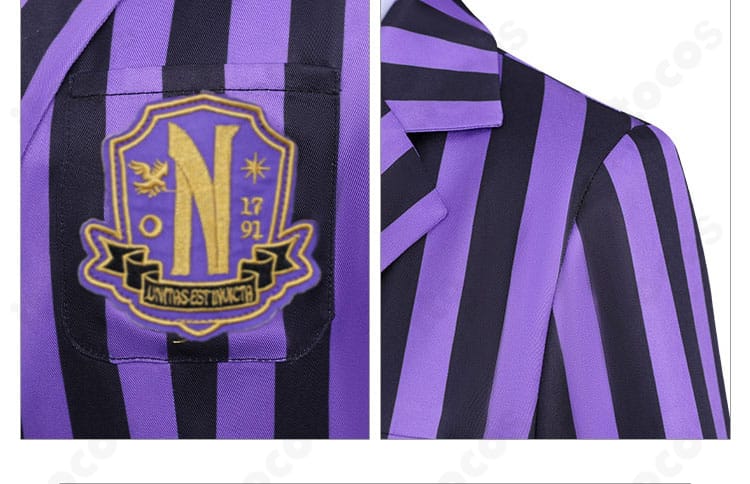 ウェンズデー・アダムス ブレザー胸章アップ。ネヴァーモア学園の校章エンブレムを精緻に再現。