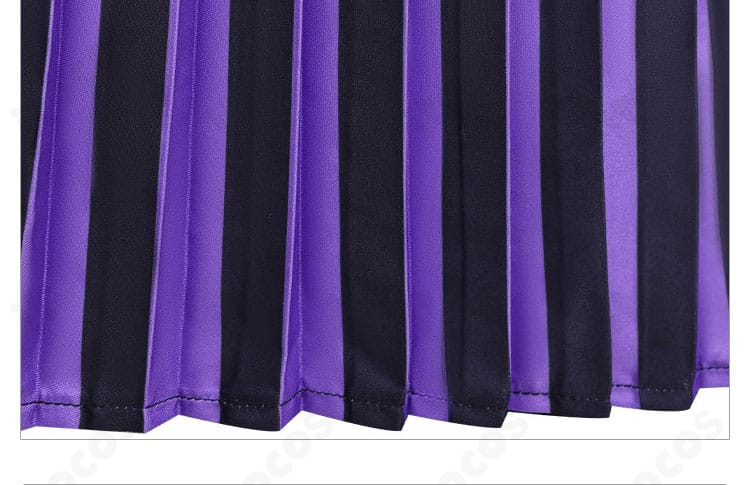 ウェンズデー・アダムス 制服スカート裾クローズアップ。動きに合わせて揺れるチェック柄スカート。