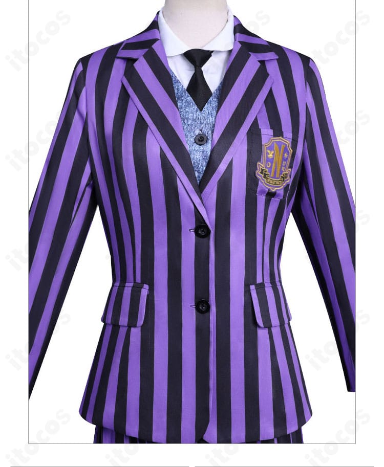 ウェンズデー・アダムス ブレザー襟元ディテール。黒とグレーのストライプが映えるラペルデザイン。