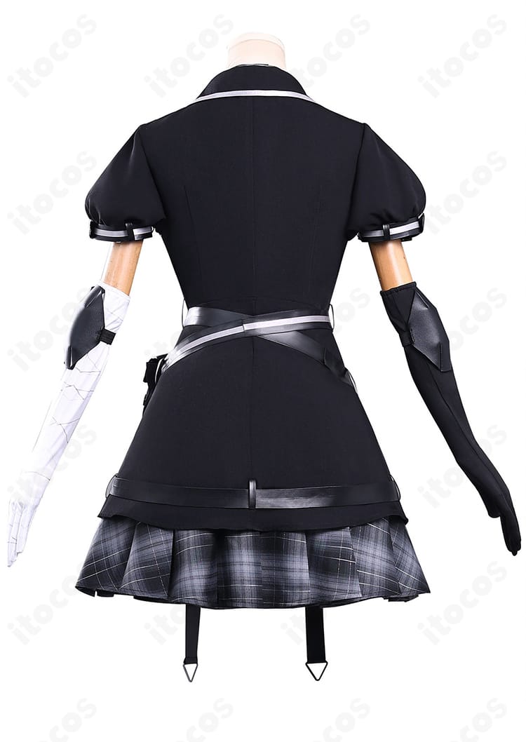魔法少女ノ魔女裁判 黒部ナノカ コスプレ衣装の背面。後ろ姿のコート裾デザインとベルトワークまで作り込みが行き届いた高完成度。