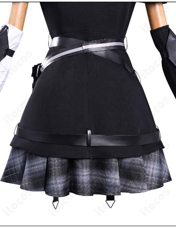 黒部ナノカ コスプレ衣装の背面裾ディテール。歩くたびに揺れるデザインで、動画撮影でも印象的に映える。