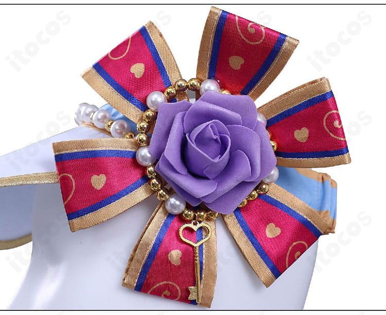 帽子装飾の近接。リボンとチャームの質感、丁寧な仕上げが分かる。