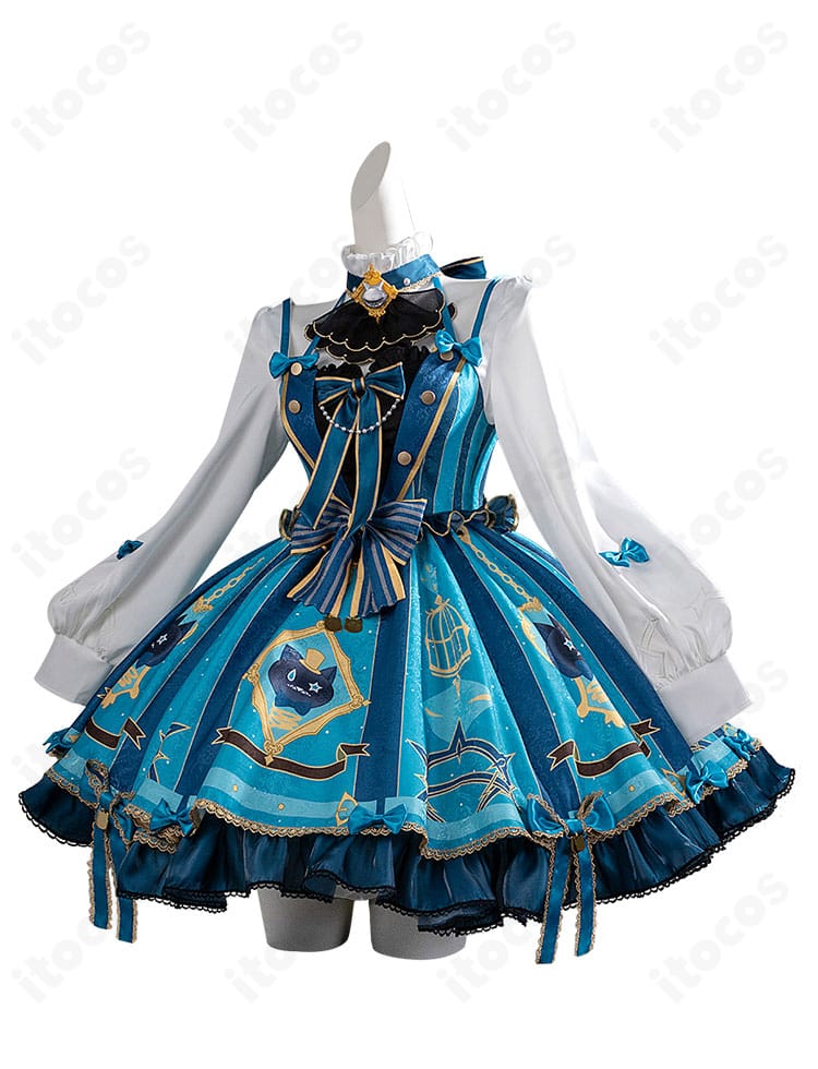 原神 リネット カフェ in ソウル コスプレ衣装の側面図。帽子、スカーフ、リボンの立体感とシルエットの美しさを確認できる画像。