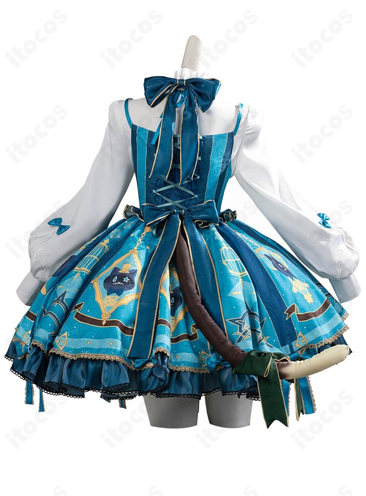原神 リネット カフェ in ソウル コスプレ衣装の背面図。大きな蝶結びと尻尾アクセが映えるデザインポイントを強調。