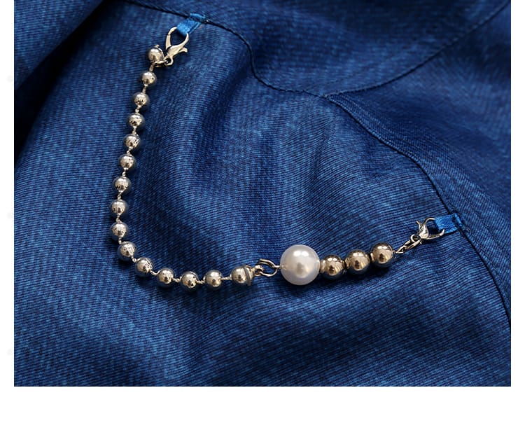 神崎颯馬・乙狩アドニスの肩掛けアクセサリー。撮影で映える立体装飾の質感を示す