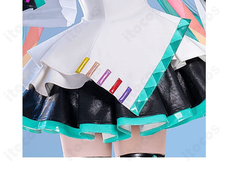 初音ミク EXPO 衣装のスカート装飾アップ。エメラルドグリーンとライン装飾が映えるディテール。