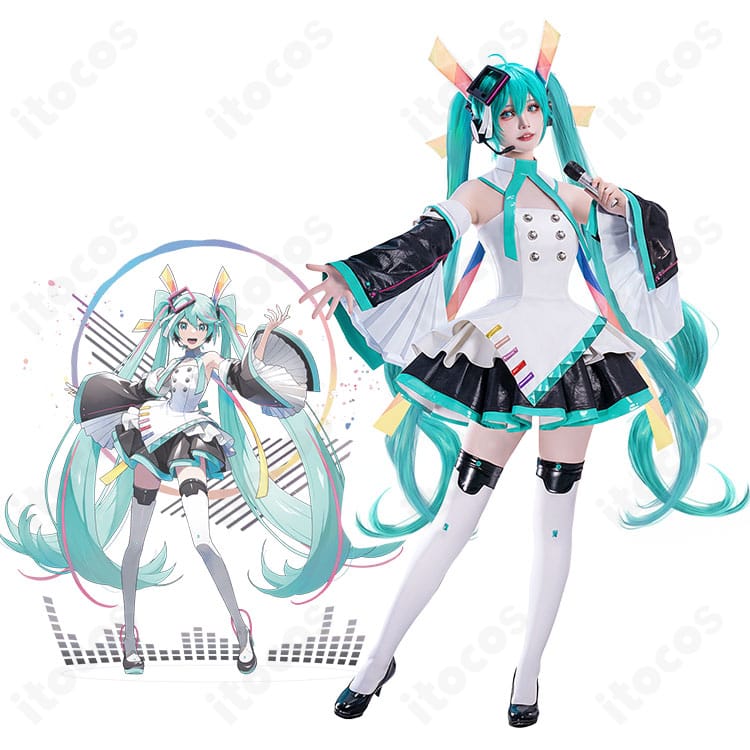 初音ミク EXPO 10th コスプレ衣装を着用した全身イメージ。ライブ感ある未来系デザインの再現度が高い写真。