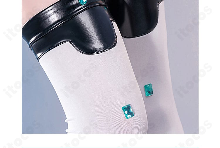 初音ミク 10周年 コスプレのレッグソックス装飾。ステージ映えする脚元デザインで全体を引き締める。