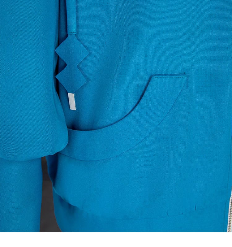 デウロ 衣装のポケット風ディテール。実用性とデザイン性を兼ね備えた意匠。