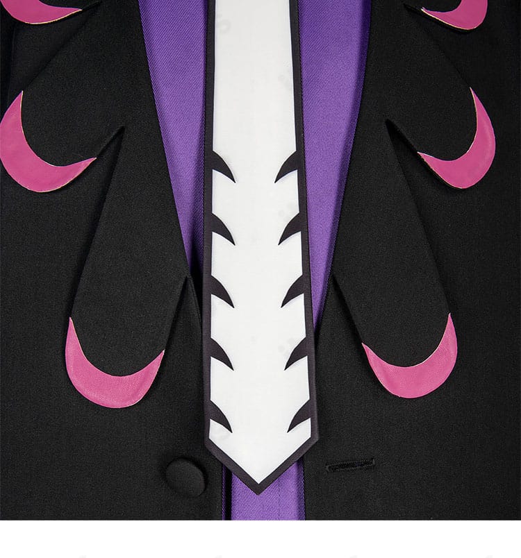 前立て周辺の装飾と縫製ディテール。ステッチの美しさと素材感が映えるカラスバ衣装。