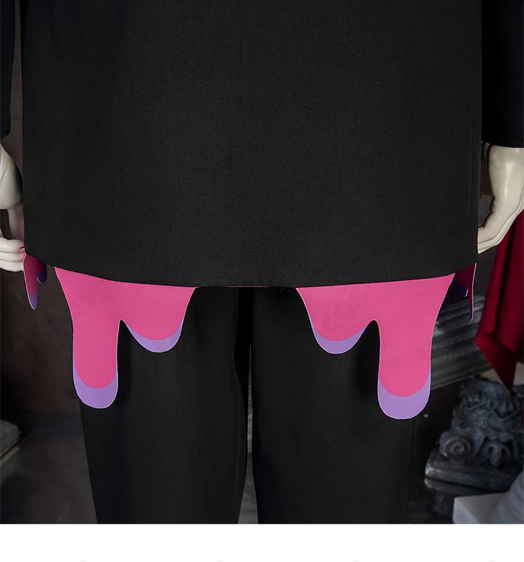 外套背面裾のフォルムディテール。流れるようなラインが印象的なカラスバ衣装。