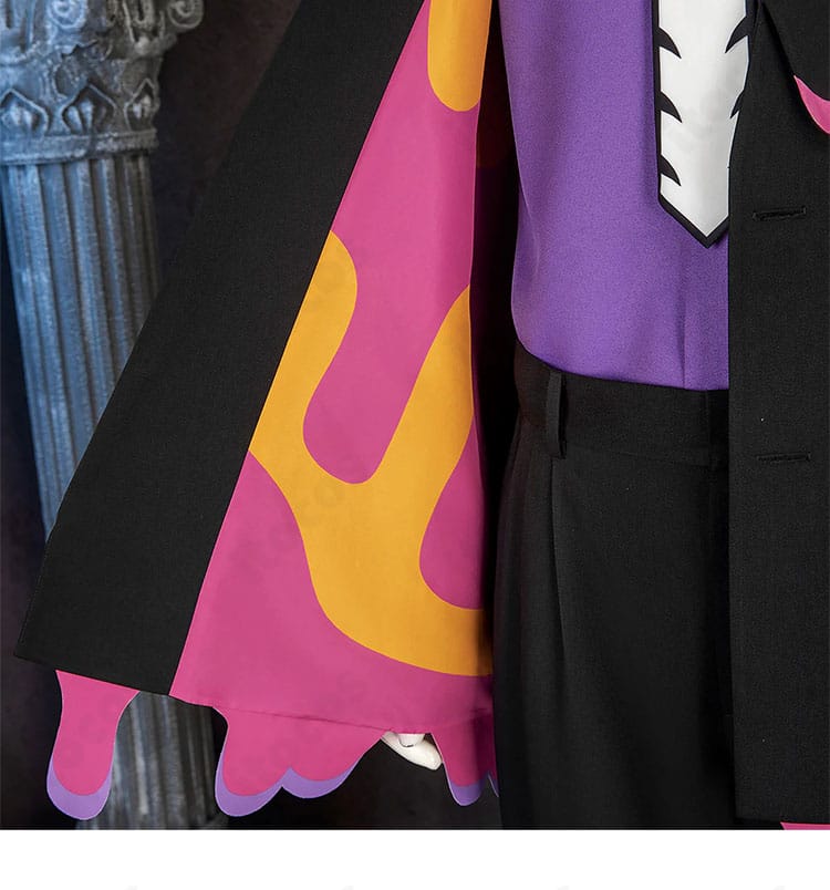 外套内側のグラフィック装飾ディテール。内側意匠まで忠実に表現したカラスバ衣装。