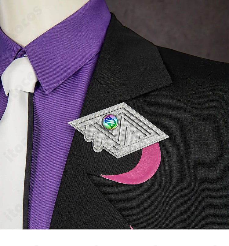 カラスバ衣装コートの胸飾ディテール。ブローチ風装飾がポイントになった近接画像。