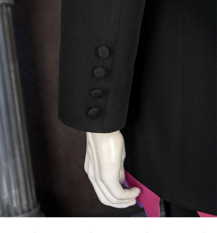 袖口ボタンの質感と縫製を示す近接。ディテールまで作り込んだカラスバ衣装。