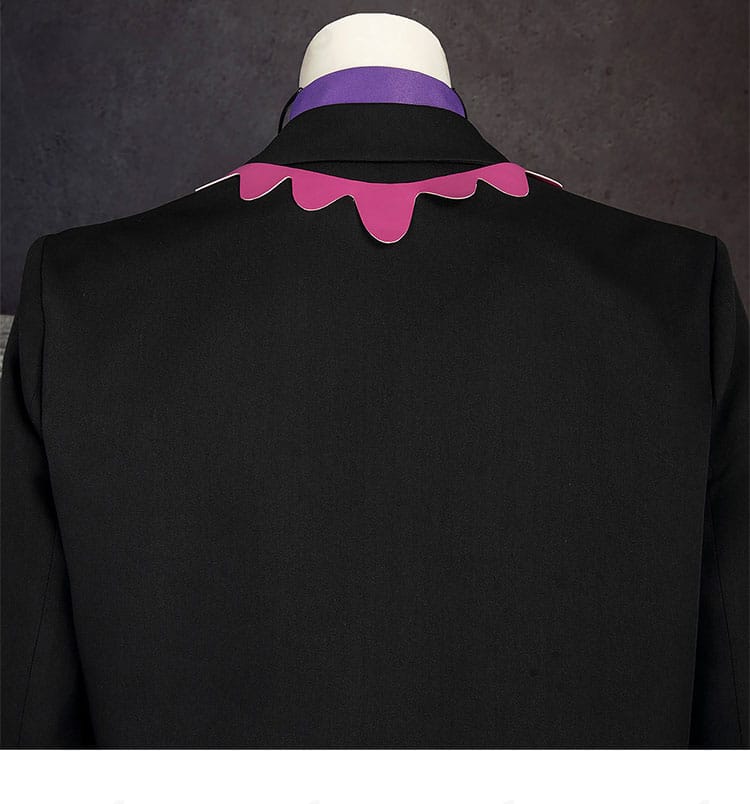 背面装飾と配色の近接。刺繍風意匠を丁寧に再現したカラスバ衣装の背面。