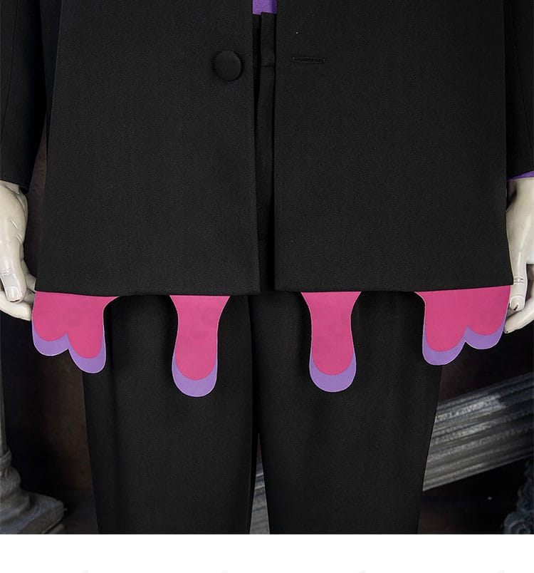 コート裾のディテール。動きに合わせて美しく揺れるラインを示すカラスバ衣装。