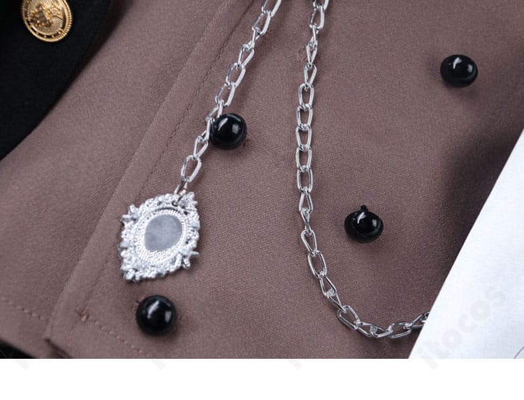 原神 ディルック コスプレ 腰飾りのアップ。ベルトとチェーン装飾の配置と光沢感を詳細に撮影