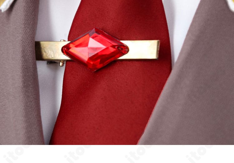 原神 ディルック コスプレ ネクタイ・胸飾り・スカーフの近接。高貴な雰囲気を演出する意匠を再現