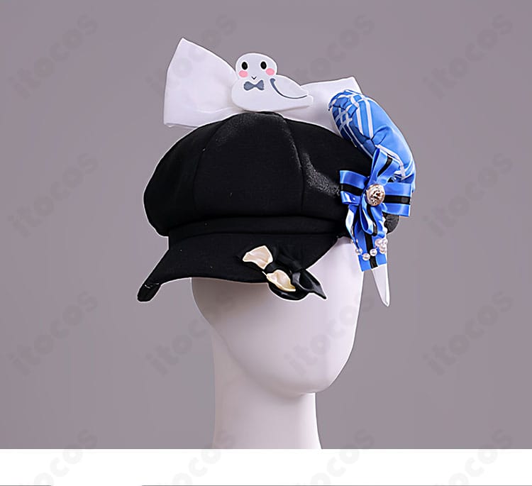 特徴的な帽子装飾のディテール。縁の形状や飾り物の配置など、頭部アクセの完成度を強調。