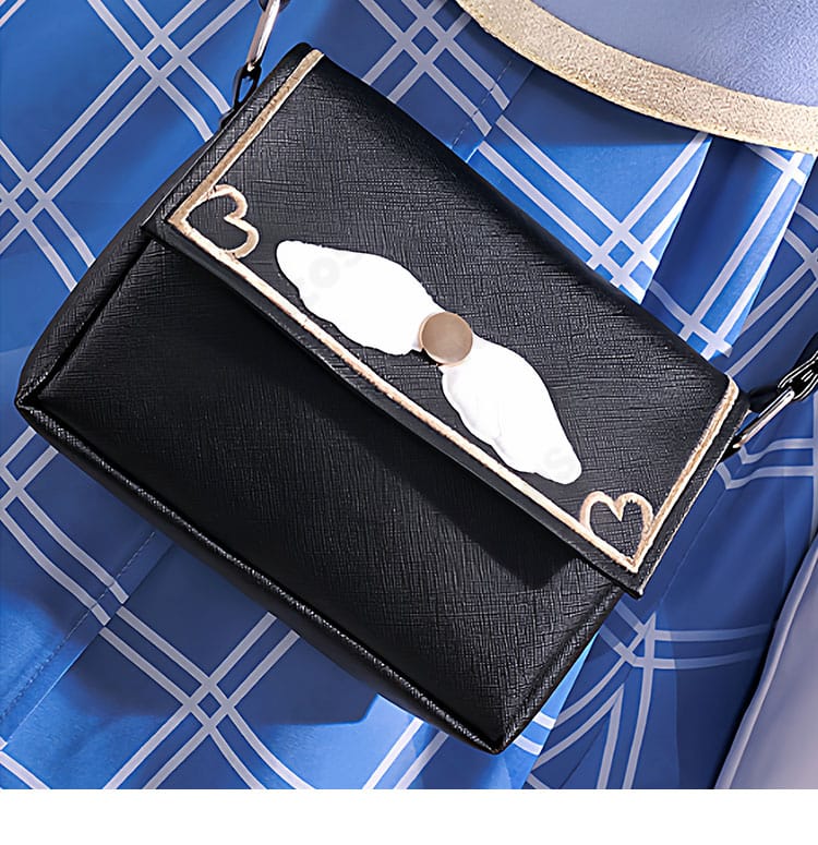 肩掛けバッグ風アクセサリーの接写。金具やストラップの作り込み、小物再現の精度を示すカット。