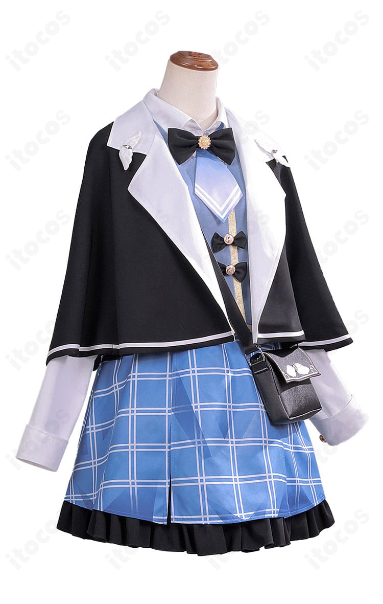 右側面から見た橘シェリー衣装。コートの落ち感やスカートのライン、ネクタイの位置関係などシルエットが分かる写真。