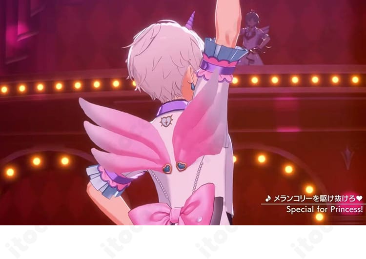 宝丈萊香（ライカ）「ユニコーンの無邪気」コスプレ衣装の背面写真。裾や背面装飾まで忠実に再現されたディテール