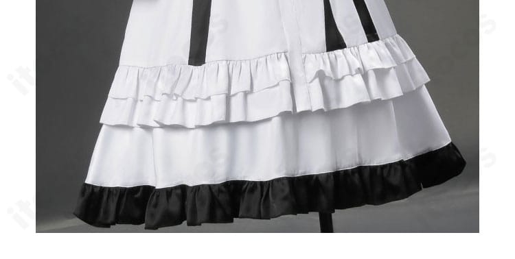 氷上メルル コスプレ衣装のスカート裾アップ。繊細な刺繍と重ね布の質感が見て取れる