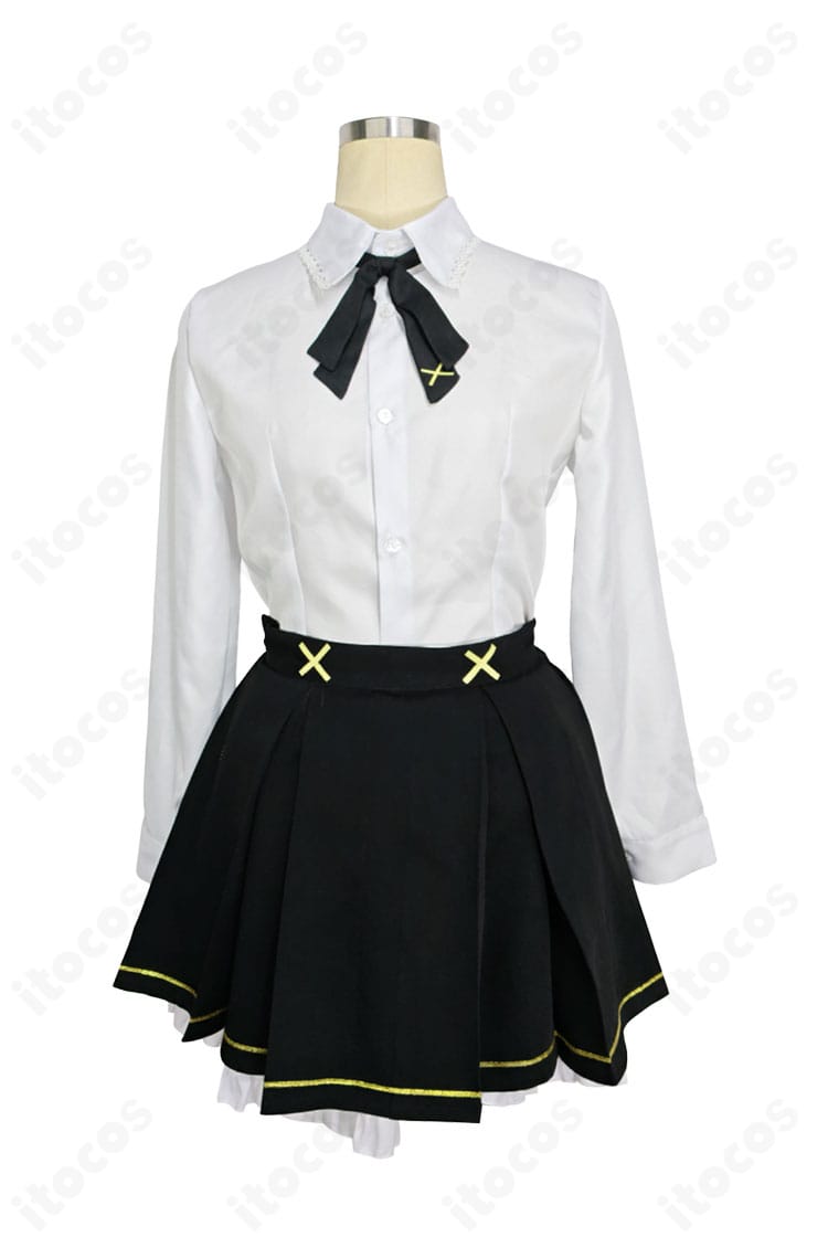 シャツ＆スカートの正面ディテール。胸元の装飾やボタン周り、縫製の仕上がりをクローズアップ。