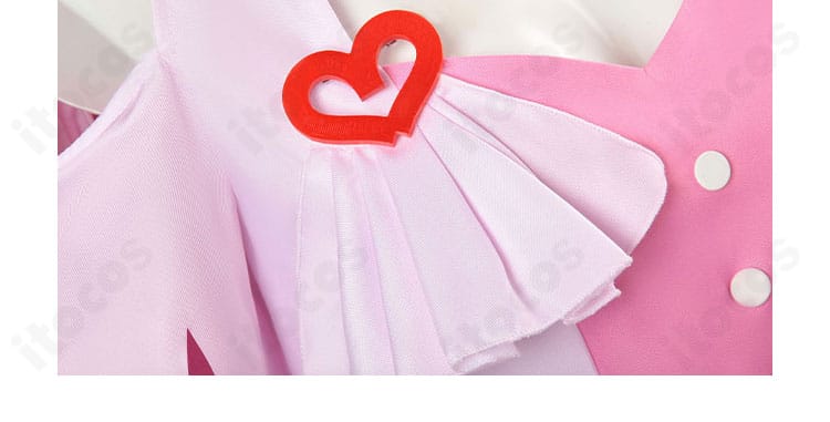 スティルインラブ コスプレ 胸飾りディテール。ステージ衣装のアクセントとなるモチーフを強調