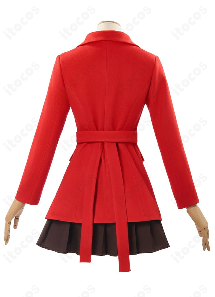 背面全体写真。背面ヨークやセンターベント、裾の広がりなどコート後ろ姿のデザインを示すカット。