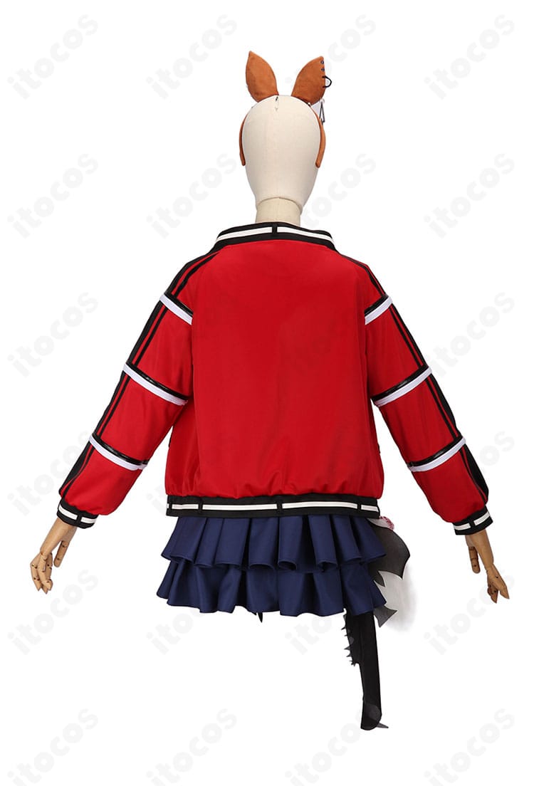 ウマ娘 エスポワールシチー 勝負服コスプレの背面全身。コートの切り替えとスカートの広がり、装飾の配置が分かる角度。
