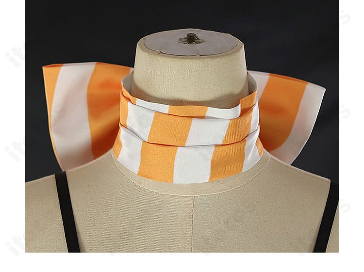 首飾りの正面アップ。可愛いアクセントとして映えるモチーフと質感を再現。