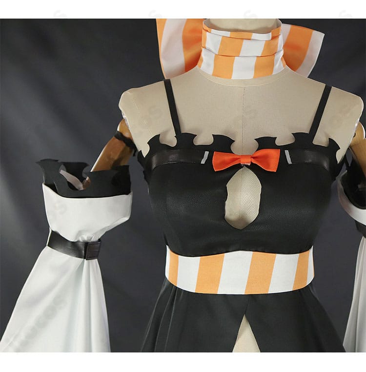 襟元の装飾ディテール。首元の意匠と縫製の仕上げが分かるクローズアップ。