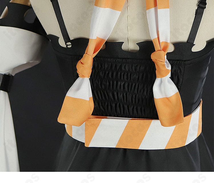 背面装飾のクローズアップ。ミステリアスさを演出する背中の飾りの質感と配置。