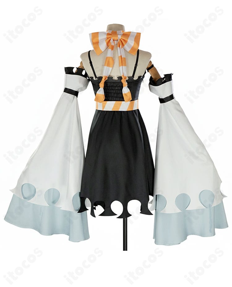 背面全身ビュー。特徴的な背中のシルエットと装飾バランスを捉えたアモ・エンプール衣装。