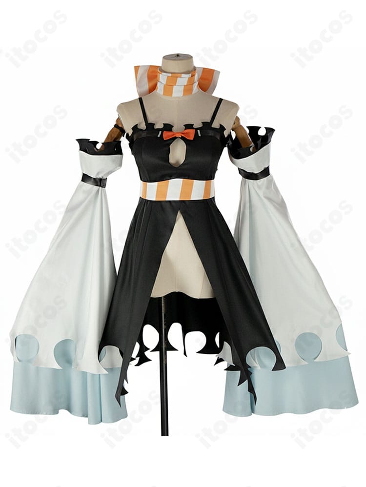 正面全身ビュー。ワンピースと帯の配置、シルエット、ディテールを確認できるアモ・エンプール衣装。