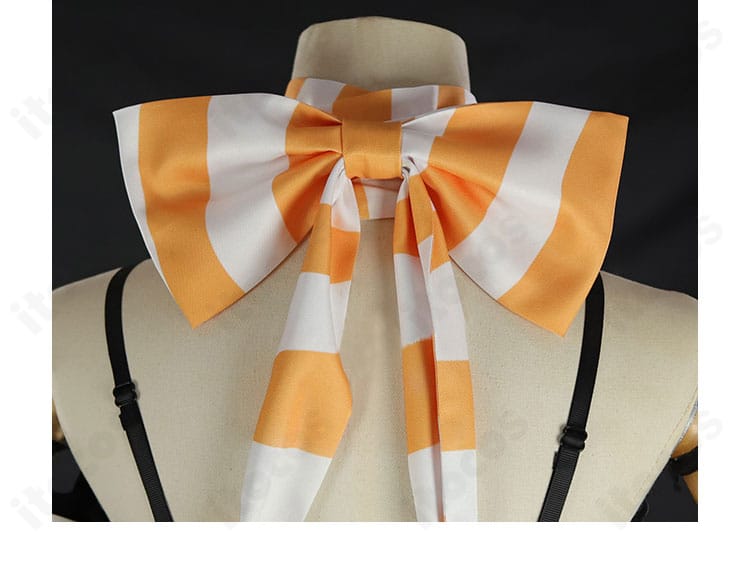 首飾り背面側のディテール。留め部の構造と裏面の仕上げを確認できる画像。