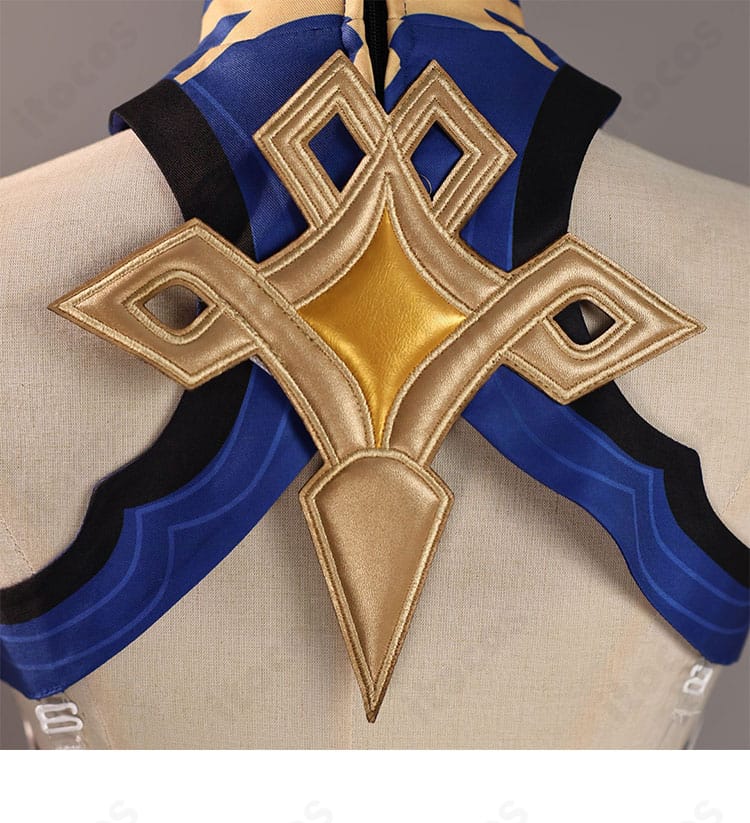 イスタロト コスプレ衣装の背面装飾アップ。背飾りの造形と連結部の仕立て、陰影による立体感を捉えた画像。