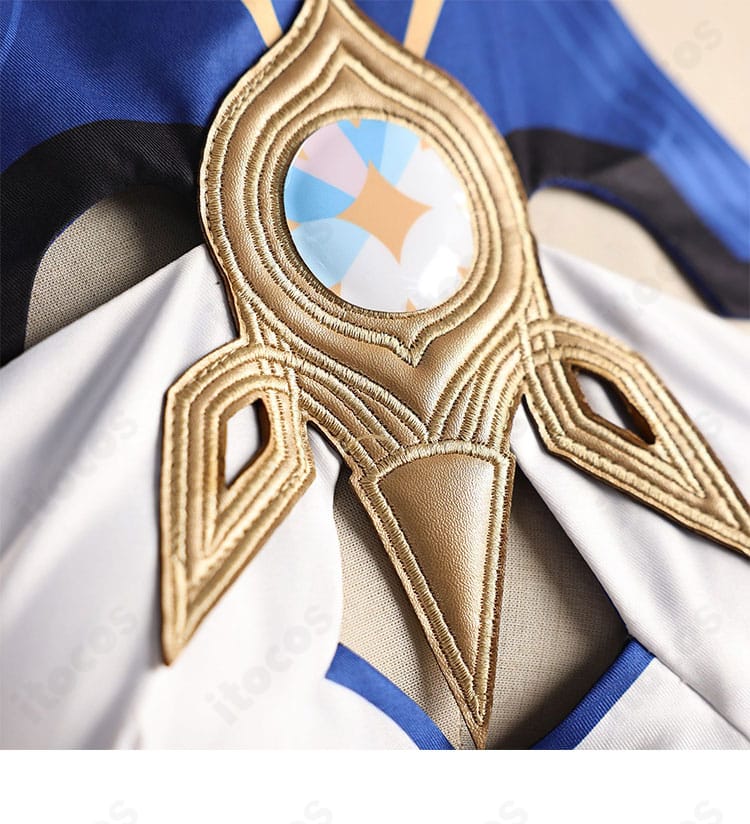 イスタロト コスプレ衣装の胸元装飾アップ。象徴的な胸前パーツの形状と質感、固定バランスが分かる拡大写真。