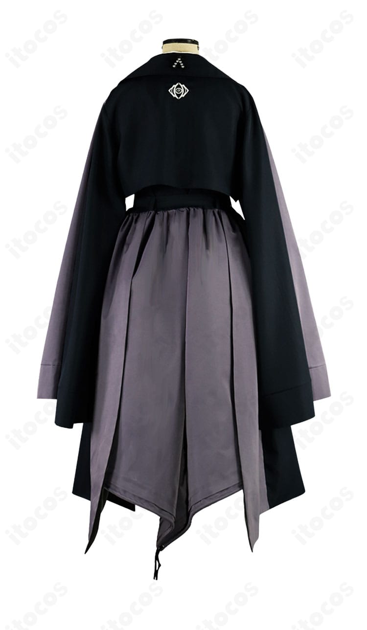 大鈴木くらら 私服コスプレ衣装 背面｜コートのラインと背飾りの配置が見える