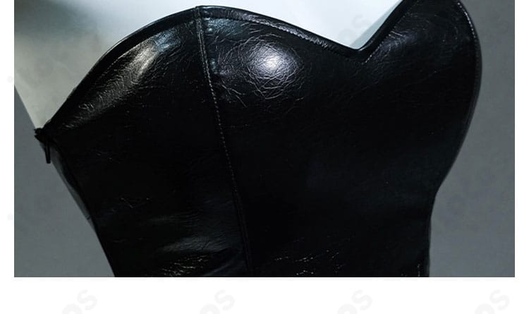 シノン GGOスナイパー装備 コスプレ衣装の襟元ディテール。チョーカーと襟周りの縫製・パーツ配置を拡大表示