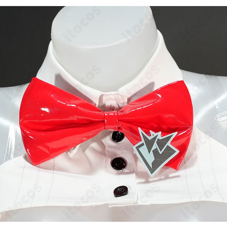 赤い蝶ネクタイのアップ｜ミルク衣装の象徴的アクセント