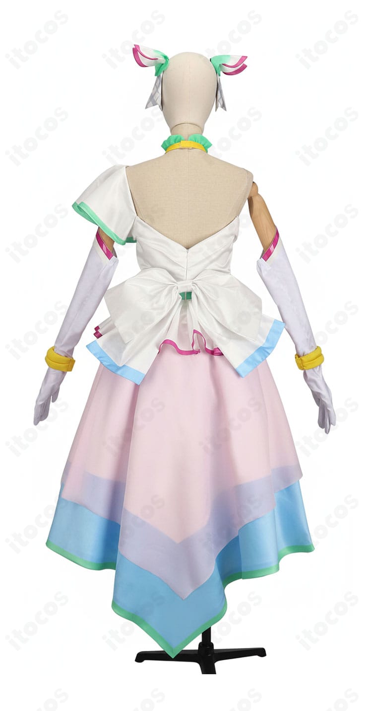 キュアズキューン コスチューム背面。背中の大きな蝶結びと多層スカートのレイヤーデザイン、後ろ姿の華やかさを強調