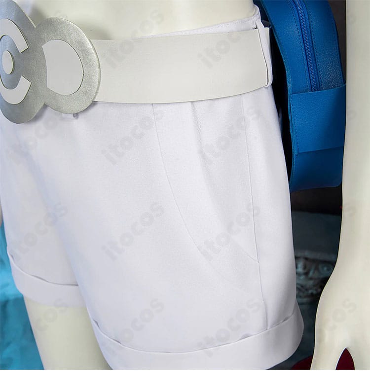 タウニー ベルト装飾詳細。腰元のアクセントパーツが全体の印象を引き締める様子。