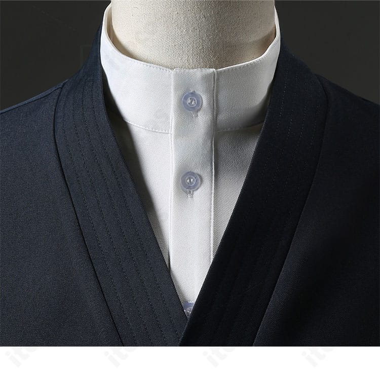 禪院直哉 コスプレ衣装の斜襟ディテール。禪院家らしいシャープな襟線とステッチをクローズアップ。