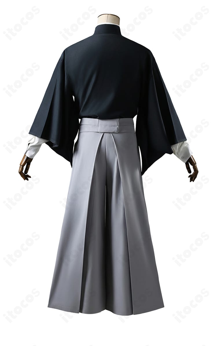 禪院直哉 コスプレ衣装の背面図。袴のプリーツと帯位置を忠実に再現し、後ろ姿まで端正な仕上がり。