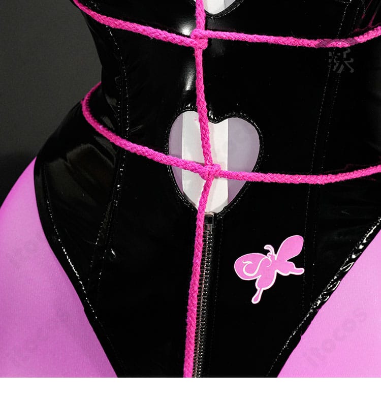 ベルベット コスプレ 腰飾り・紐飾りの細部。動きのある装飾でイベント撮影に映える仕上がり