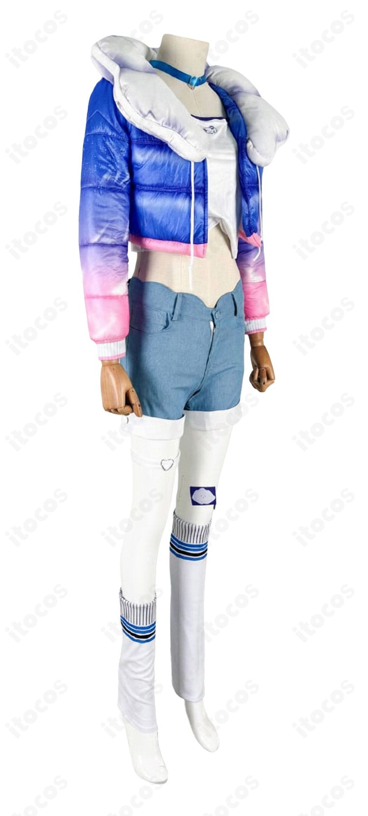 ホロライブ こぼ・かなえる 私服コスプレ衣装の右側面。コートの落ち感とレッグカバーのラインが分かる角度